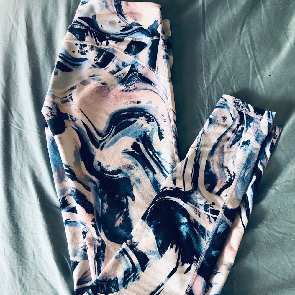Size 0-2 Fabletics Frosted Marble Leggings